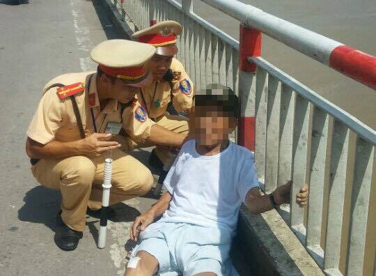 CSGT cuu cu ong 84 tuoi dinh nhay cau Chuong Duong tu tu hinh anh