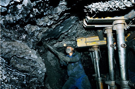 Sap gia do thuy luc, 2 cong nhan khai thac than tu vong hinh anh