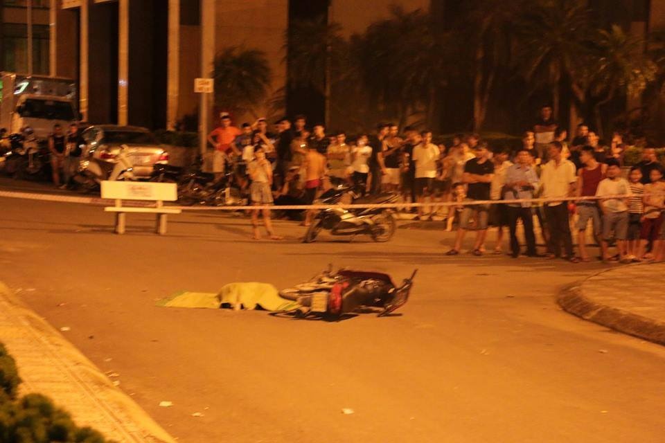 Co gai roi tu tang 25 chung cu suyt trung nguoi di xe may duoi duong hinh anh