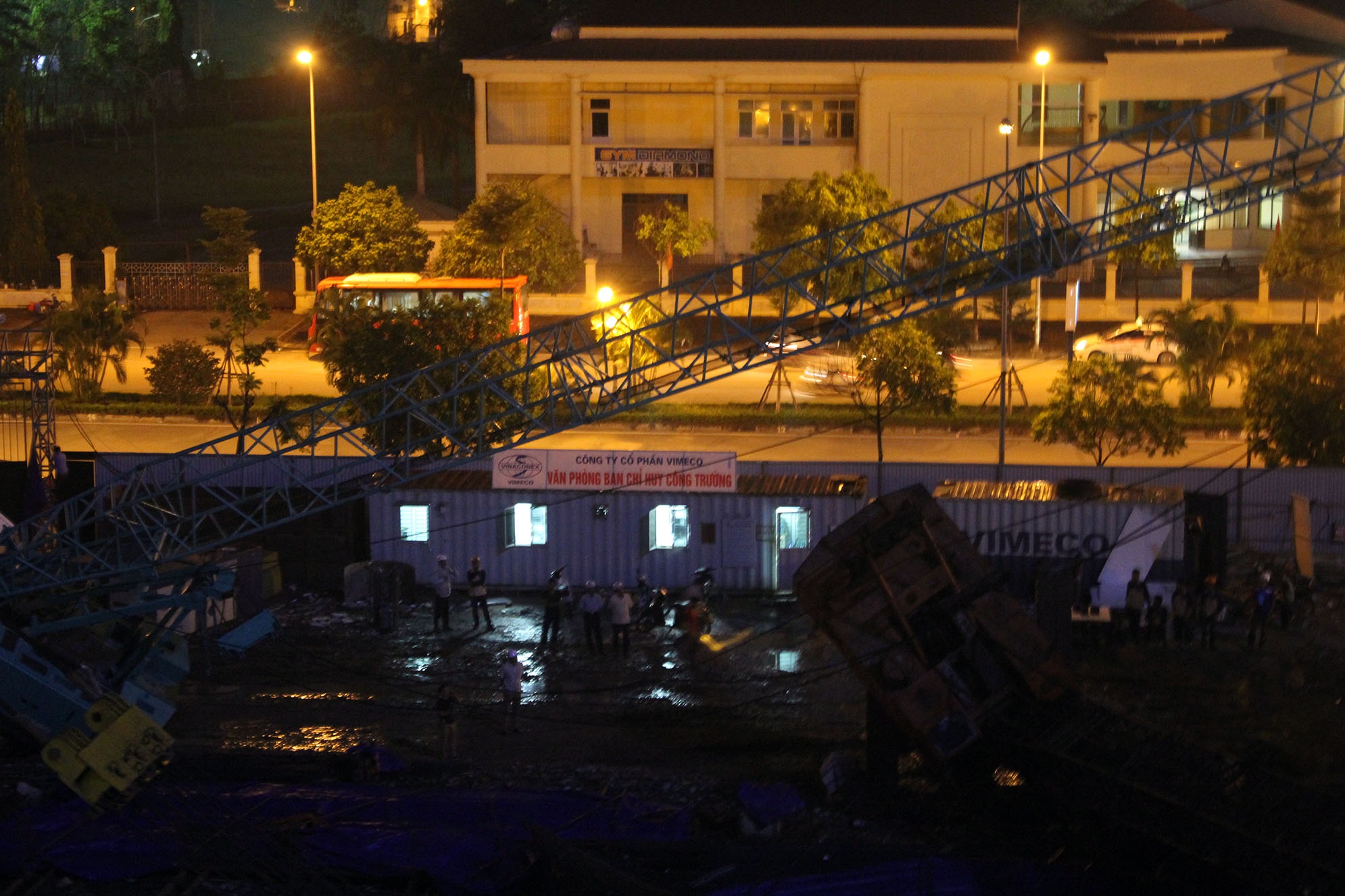 hai can cau do sap anh 1