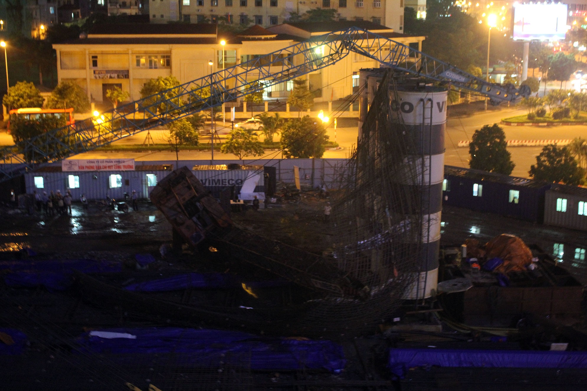 Hai thap can cau do sap trong cong truong dang thi cong hinh anh