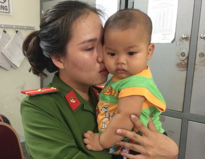 Nu thieu uy bat khoc khi ke ve be trai bi bo roi hinh anh
