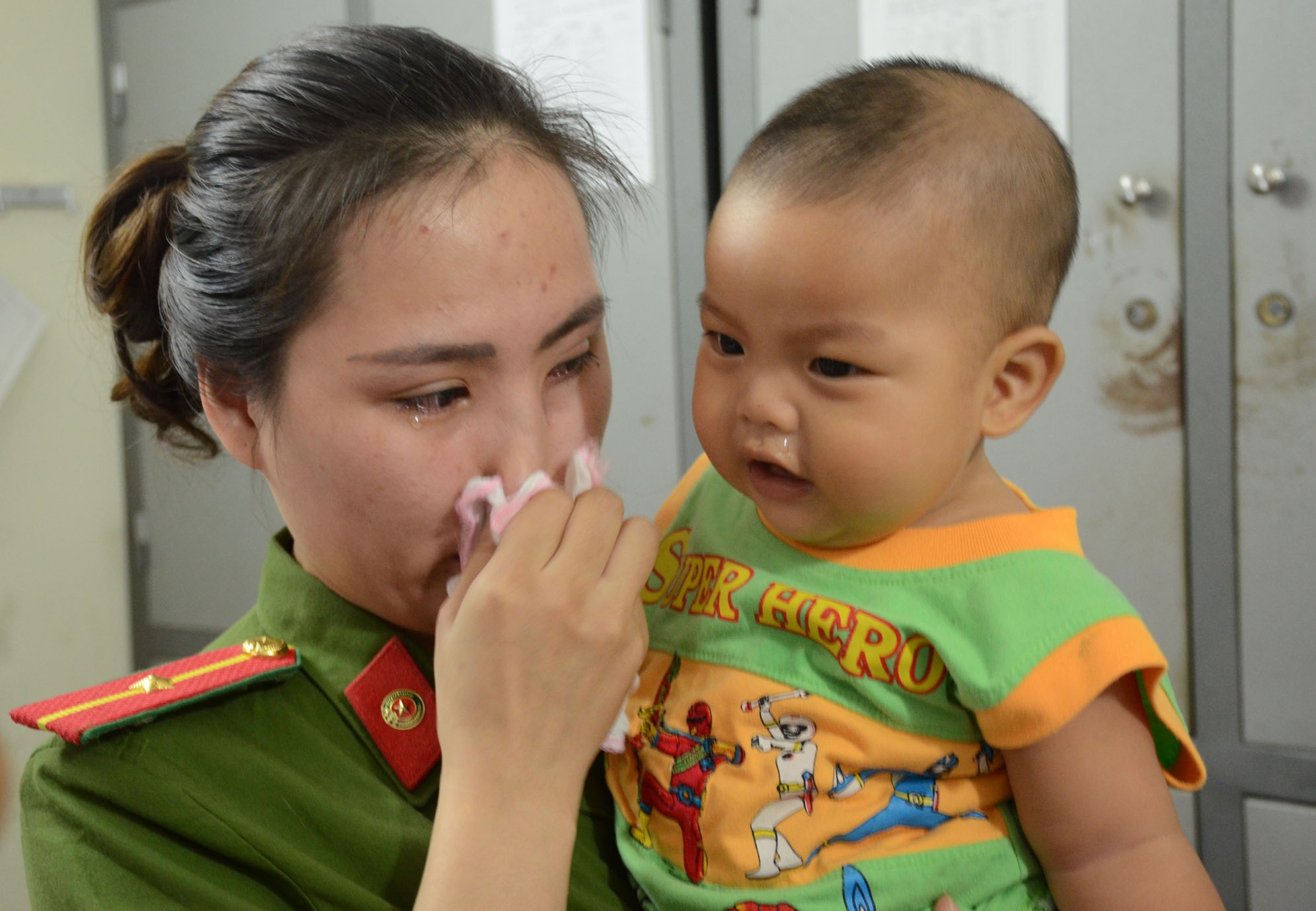 Be trai bi bo roi duoc dua den trung tam bao tro xa hoi hinh anh
