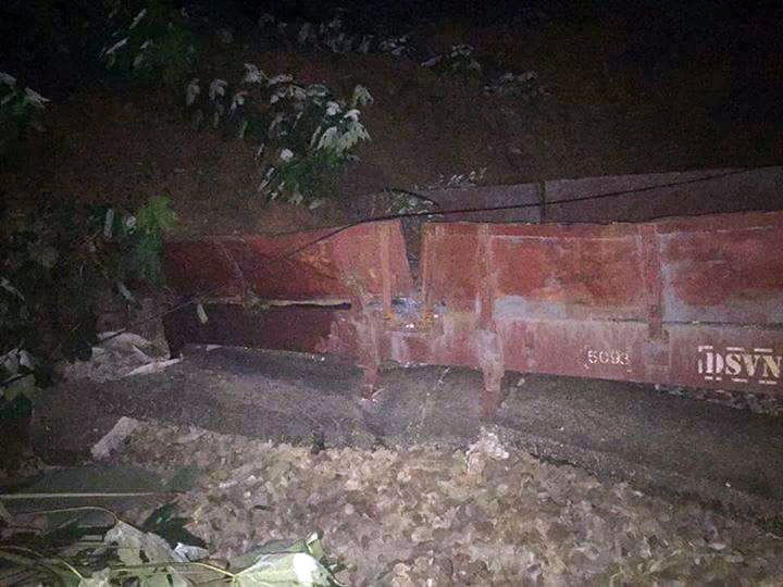 Sat lo dat vui lap doan tau, tuyen duong sat Ha Noi - Lao Cai te liet hinh anh