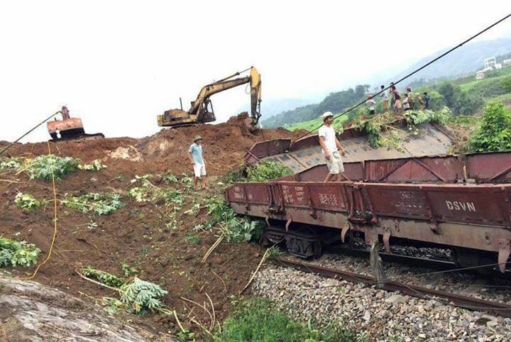 Mat 4 ngay khac phuc su co sat lo dat tuyen duong sat Ha Noi - Lao Cai hinh anh