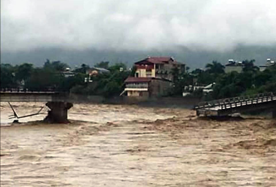 Mua lu gay ngap lut o Yen Bai, phong vien bi nuoc cuon troi hinh anh