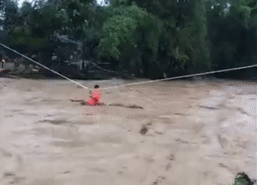 Rong cap treo cuu 31 nguoi bi lu co lap o Yen Bai hinh anh