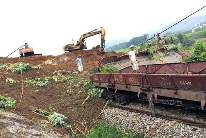 Thong tuyen duong sat Ha Noi - Lao Cai vao sang 13/10 hinh anh