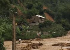 Khoanh khac nui sat lo vui lap 5 nguoi trong mot gia dinh o Tram Tau hinh anh
