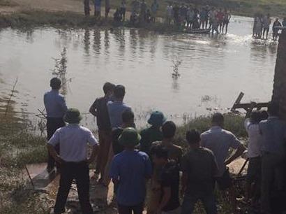 Ru nhau di cau, 5 em nho roi xuong cong nuoc tu vong hinh anh