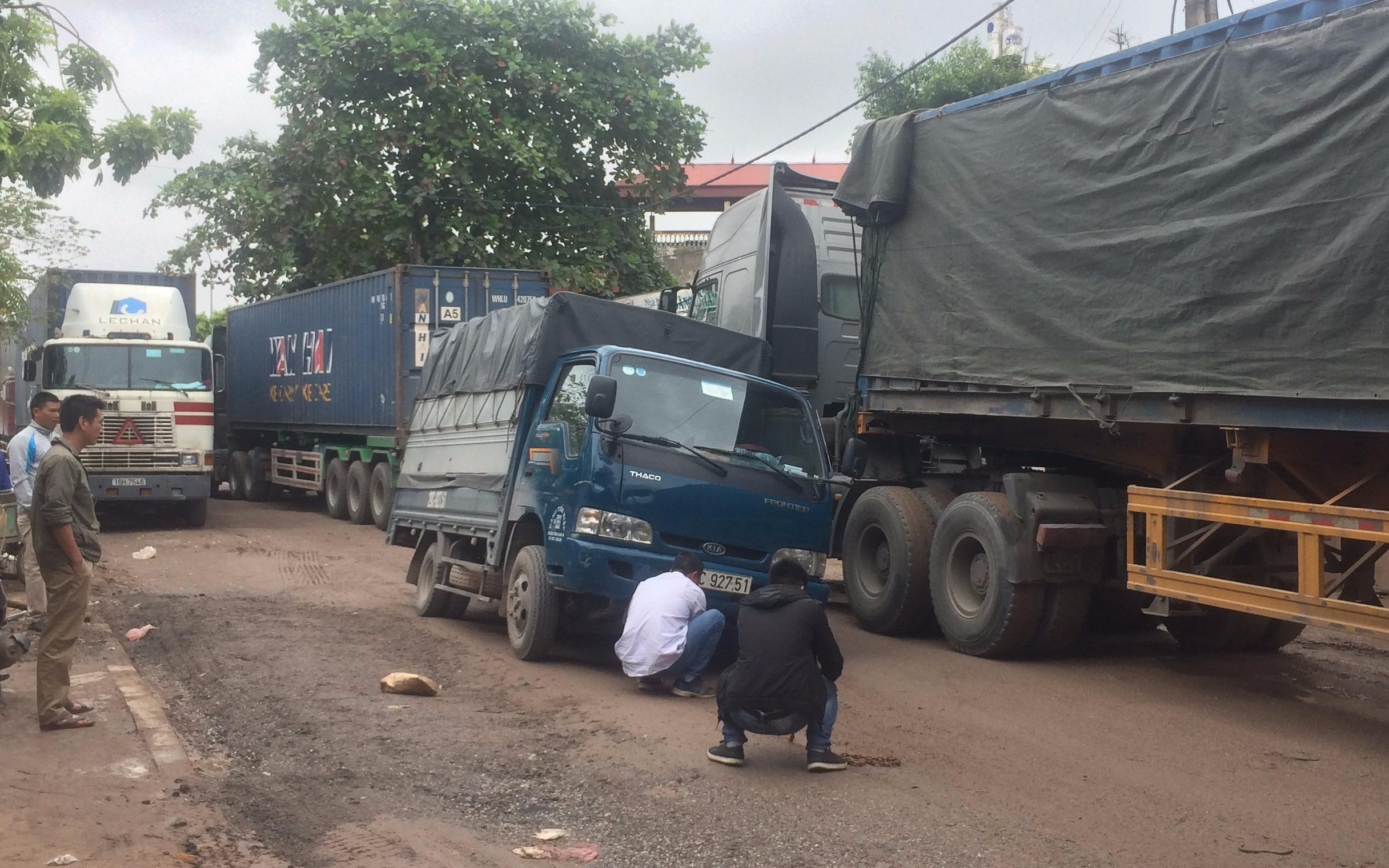 Ne tram BOT quoc lo 5, oto cay nat tinh lo hinh anh
