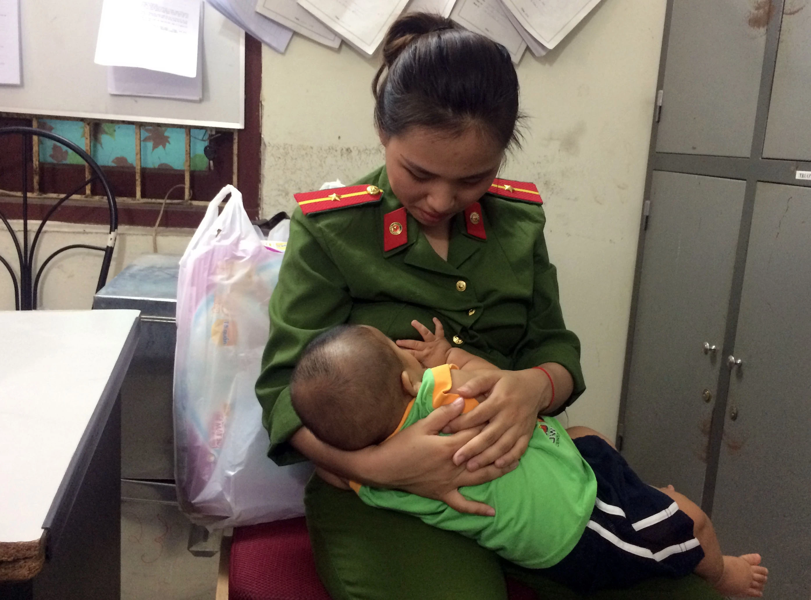 be trai 7 thang tuoi bi bo roi anh 2