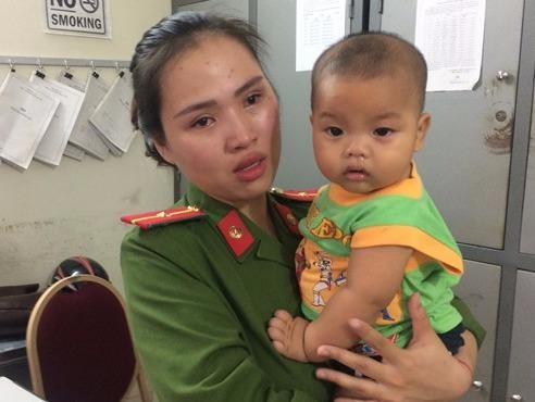 Be trai duoc nu cong an cham soc chinh thuc ve voi gia dinh hinh anh