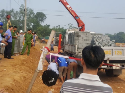 Nang can cau cham day dien, 1 nguoi tu vong, 1 nguy kich hinh anh