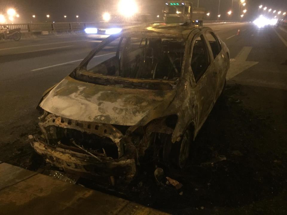 Oto 4 cho chay tro khung tren cau Thanh Tri hinh anh