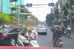 Anh tay loi ca xe va nguoi phu nu dang nghe dien thoai vao le duong hinh anh