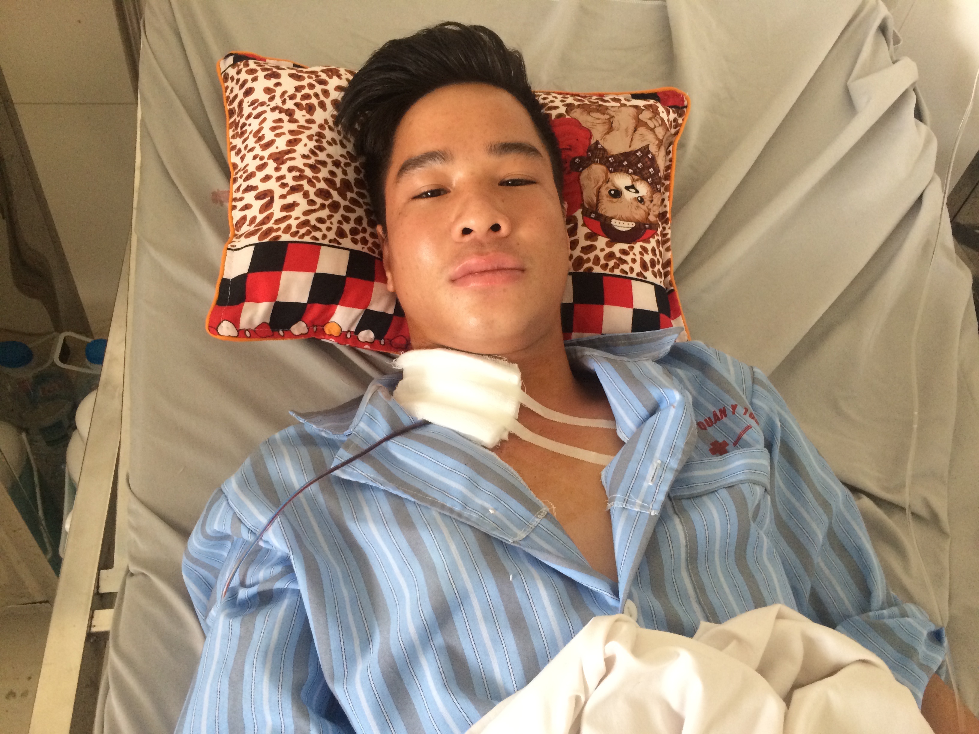 Nam thanh nien bi dan lac gam trung co khi dang nam trong nha hinh anh