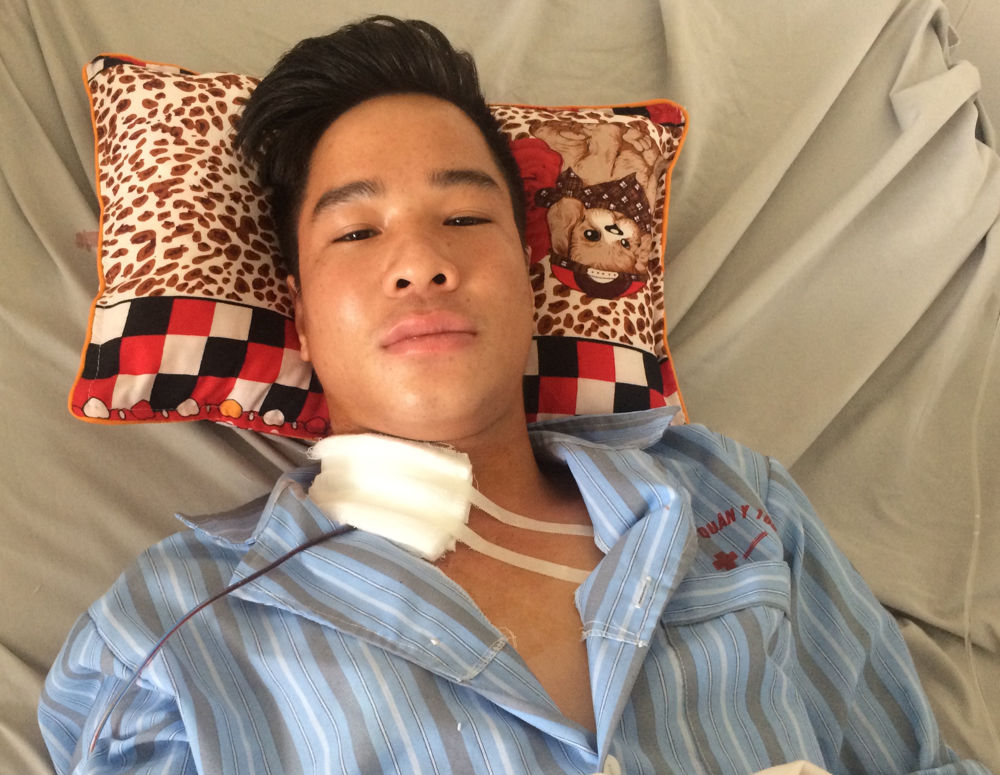 đạn lạc găm trúng cổ ảnh 1 dan lac gam trung co anh 1