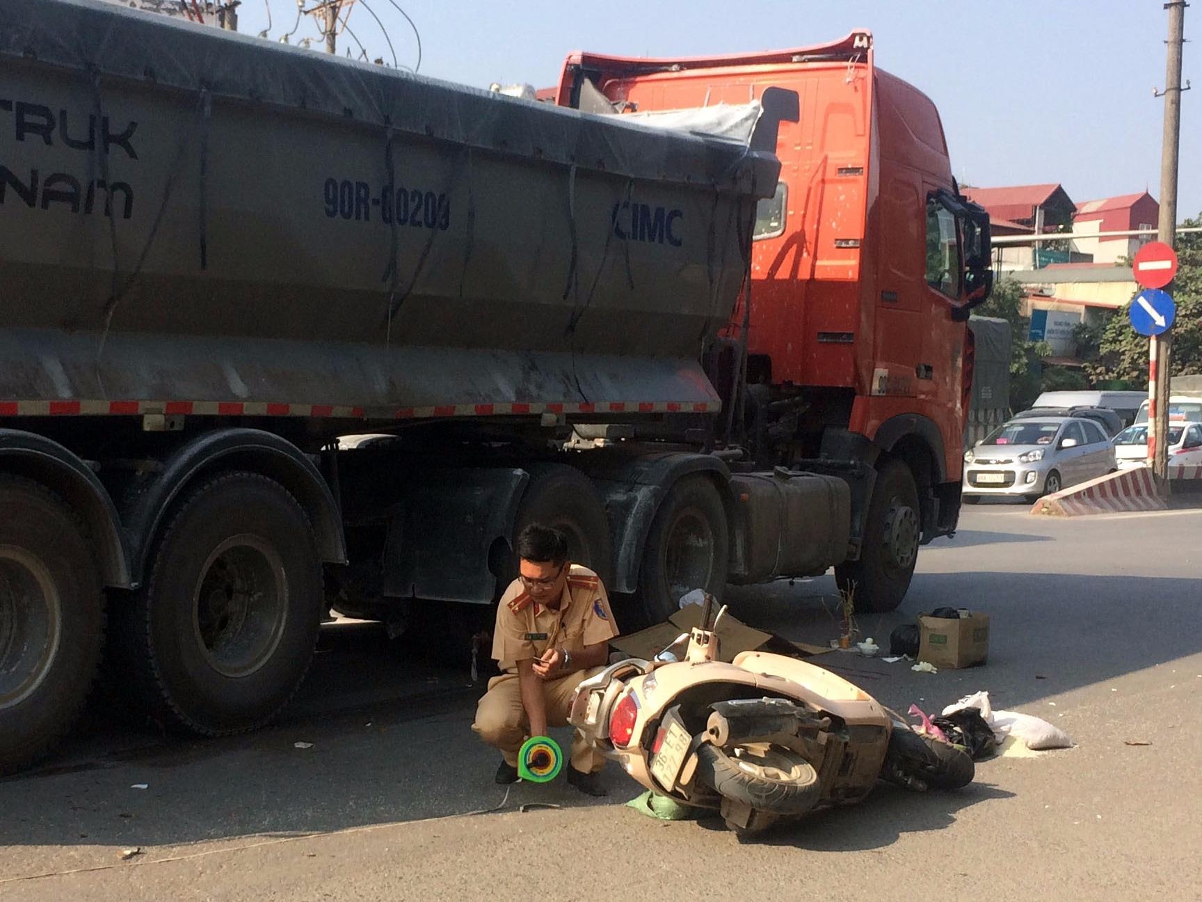 Nguoi phu nu bi xe ben can qua nguoi hinh anh