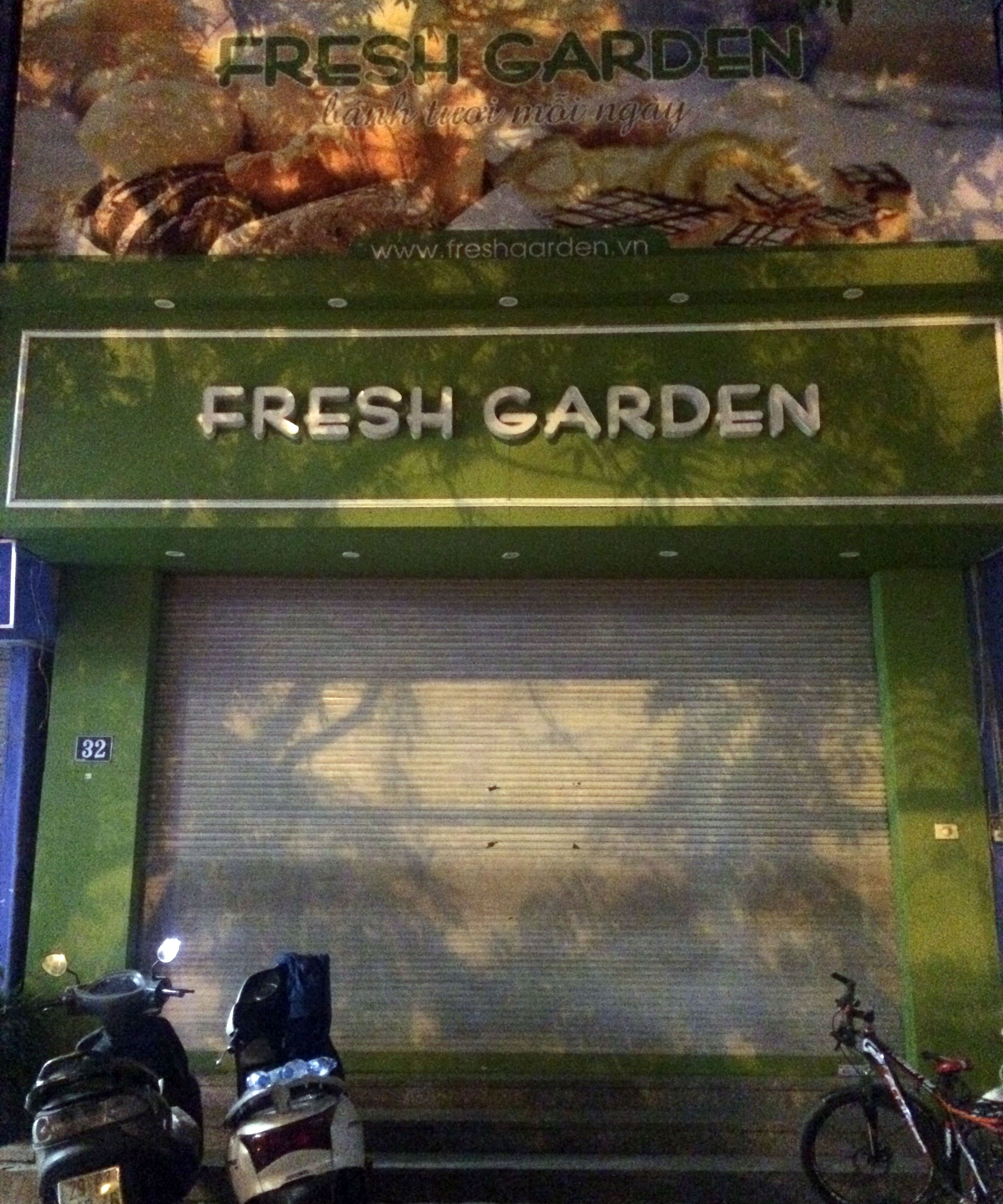 Nu nhan vien tiem banh guc xuong dat tu vong khi dang lam viec hinh anh