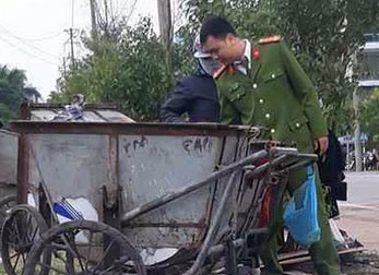 Cong an dieu tra vu xac be trai con day ron bo trong xe rac hinh anh