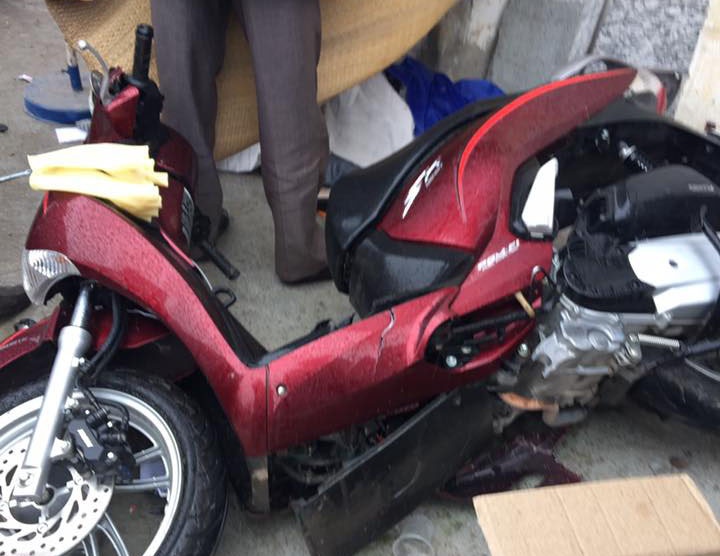 Nguoi dan ong di xe SH phong qua duong sat bi tau dam tu vong hinh anh