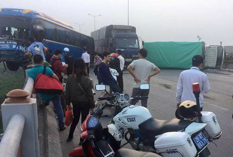 Xe 45 cho lo lung tren cau Thanh Tri anh 2