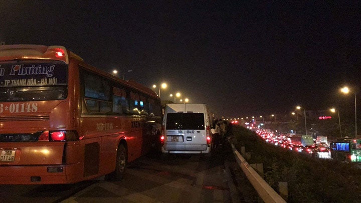 Xe 45 cho lo lung tren cau Thanh Tri anh 3