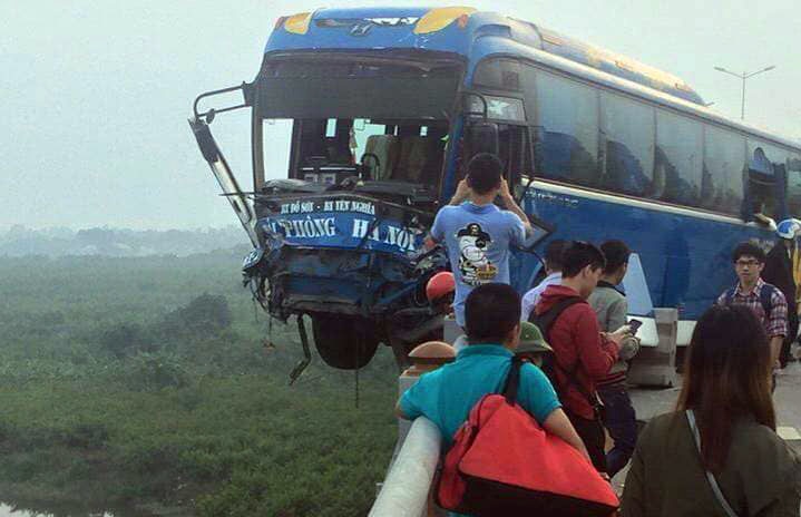 Xe 45 cho lo lung tren cau Thanh Tri, khach dap kinh la het hinh anh