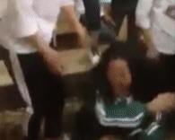 Nhom nu sinh tum toc, dap vao mat ban cung lop hinh anh