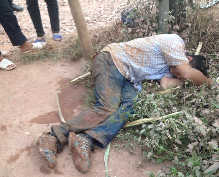 Hai nguoi dan ong trom ga bi dan danh guc tren duong hinh anh