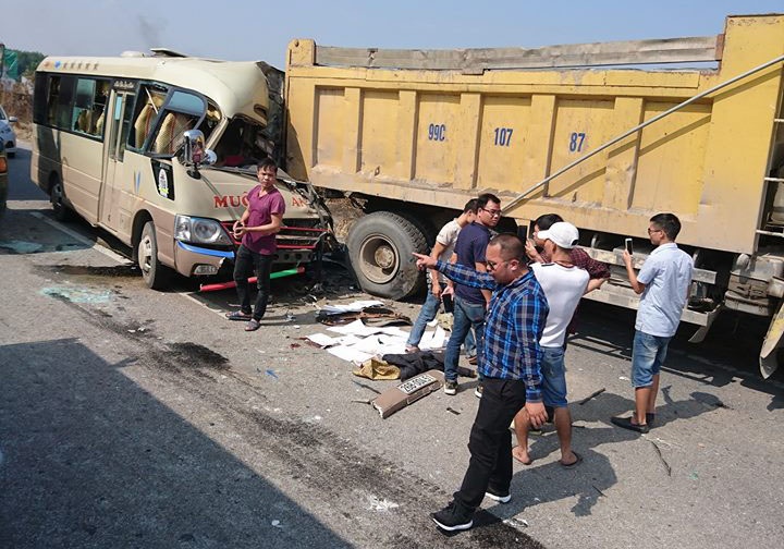 xe khách đâm xe tải ảnh 1 xe khach dam xe tai anh 1