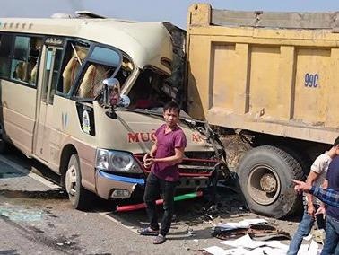 Oto khach huc duoi xe tai, tai xe tu vong tai cho hinh anh