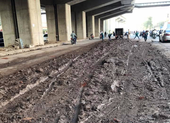 Bun dat do ngap duong pho, nguoi di xe may nga dui dui hinh anh