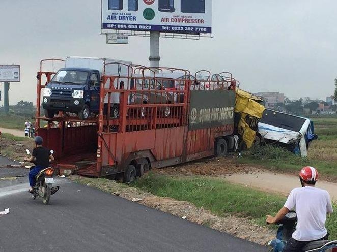 Xe dau keo dam oto khach vang khoi duong cao toc hinh anh