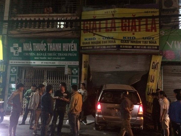 Tai xe xe Innova tong vao tiem giat la quan ao trong dem hinh anh