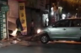 Hien truong tai xe oto tong lien tiep vao cua hang giat la hinh anh