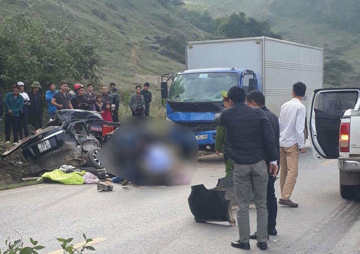 oto con dam xe tai 4 nguoi chet anh 1