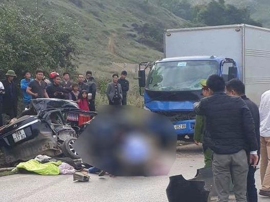 Oto con dau dau xe tai, 4 nguoi tu vong hinh anh