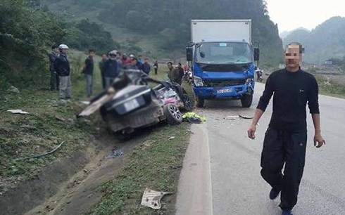 Vu oto con dam xe tai 4 nguoi tu vong: Hoi tho tai xe co con hinh anh