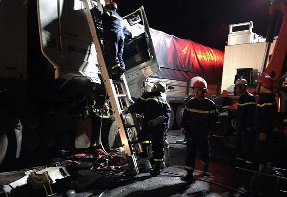 Cuu ho cua cabin dua tai xe tu vong ra ngoai sau tai nan lien hoan hinh anh