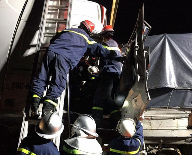 ba ôtô đâm liên hoàn ảnh 1 ba oto dam lien hoan anh 1