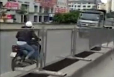 hai cô gái phóng xe máy ngược chiều ảnh 1 hai co gai phong xe may nguoc chieu anh 1