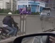 Hai co gai phong xe may nguoc chieu o duong tren cao hinh anh