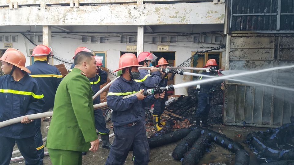 200 canh sat, dan quan chua chay nha kho rong 4.000 m2 hinh anh