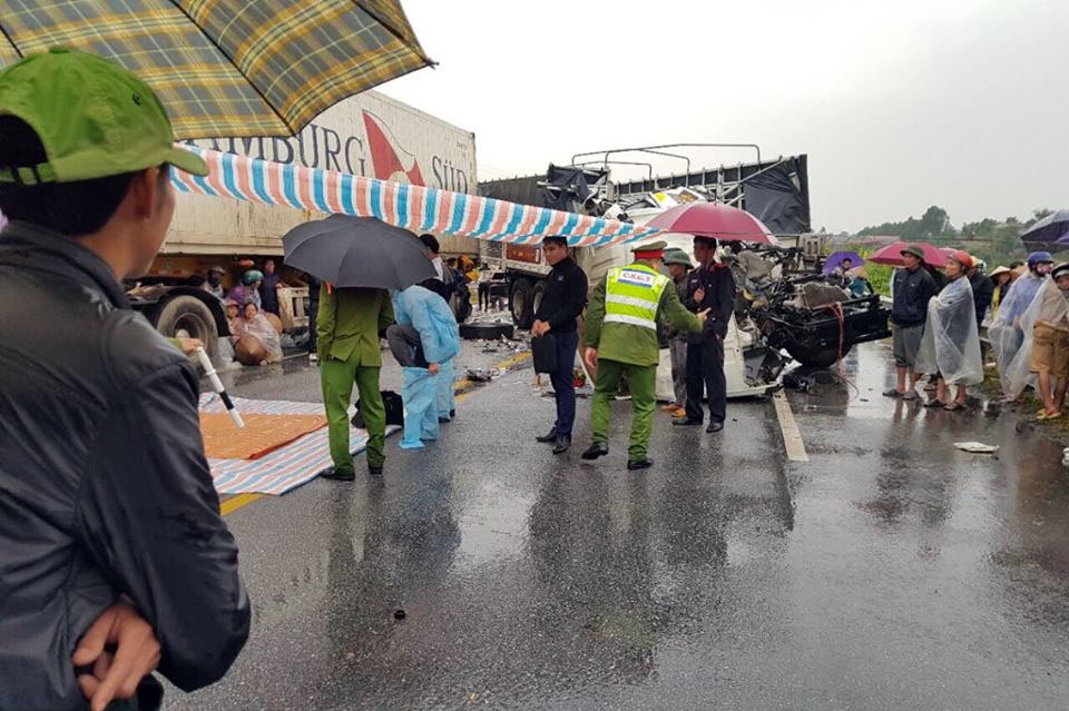 ba ôtô đâm nhau liên hoàn ảnh 1 ba oto dam nhau lien hoan anh 1