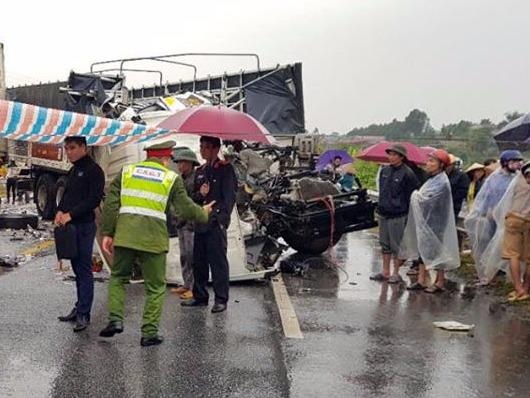 Ba oto dam lien hoan tren cao toc, mot nguoi tu vong hinh anh