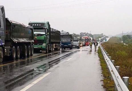 ba ôtô đâm nhau liên hoàn ảnh 2 ba oto dam nhau lien hoan anh 2