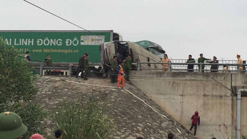 xe đầu kéo đâm xe khách ảnh 1 xe dau keo dam xe khach anh 1