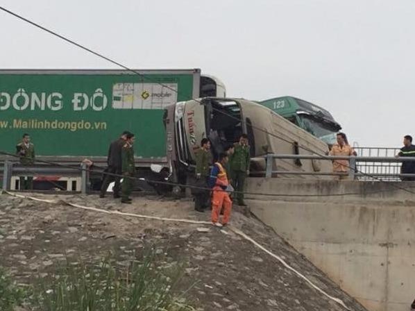 Xe dau keo dam lat oto khach tren cao toc, 2 nguoi bi thuong hinh anh